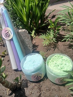 Included manifestation aura salts and bath fizzes